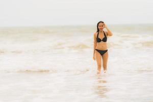 retrato, hermoso, joven, mujer asiática, llevar, biquini, en, el, playa, mar, océano foto