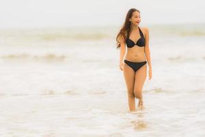 retrato, hermoso, joven, mujer asiática, llevar, biquini, en, el, playa, mar, océano foto