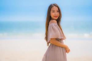 retrato, hermoso, joven, mujer asiática, feliz, sonrisa, relajarse, en, el, tropical, playa, mar, océano foto