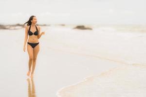 retrato, hermoso, joven, mujer asiática, llevar, biquini, en, el, playa, mar, océano foto