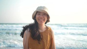 asiatische Frau, die am Strand entspannt video