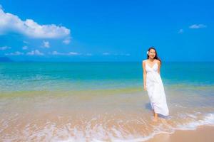 retrato, hermoso, joven, mujer asiática, feliz, sonrisa, ocio, en, el, playa, mar y océano foto