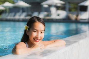 retrato, hermoso, joven, mujer asiática, feliz, sonrisa, en, piscina, alrededor, resort, y, hotel foto