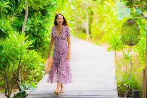 retrato, hermoso, joven, mujer asiática, caminar, en, camino, caminar, en el jardín foto