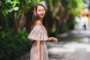 retrato, hermoso, joven, mujer asiática, sonrisa, feliz foto