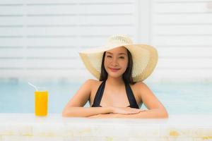 retrato, hermoso, joven, mujer asiática, feliz, sonrisa, relajarse, alrededor, piscina exterior foto