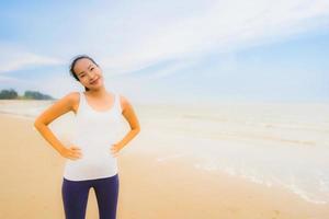 retrato, hermoso, joven, deporte, mujer asiática, ejercicio, por, correr y trotar, en, el, naturaleza, aire libre, playa, y, mar foto