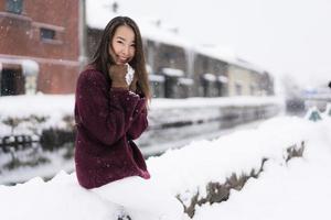 Hermosa joven mujer asiática sonríe y feliz con viaje en el canal de otaru, hokkaido, japón foto