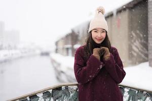 Hermosa joven mujer asiática sonríe y feliz con viaje en el canal de otaru, hokkaido, japón foto