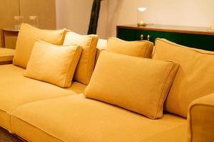 hermoso sofá con lámpara de luz - decoración interior en una habitación foto