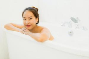 retrato, hermoso, joven, mujer asiática, tomar una bañera, en, cuarto de baño foto