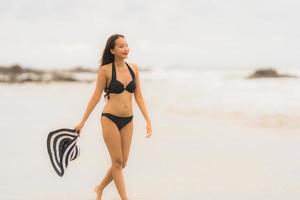 retrato, hermoso, joven, mujer asiática, llevar, biquini, en, el, playa, mar, océano foto