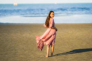 retrato, joven, hermoso, mujer asiática, caminar, sonrisa, y, feliz, en, el, playa, mar y océano