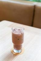 Vaso de chocolate negro helado en cafetería cafetería y restaurante foto