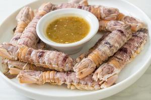 cangrejos de río o gambas mantis o estomatópodos al vapor con salsa picante de mariscos foto