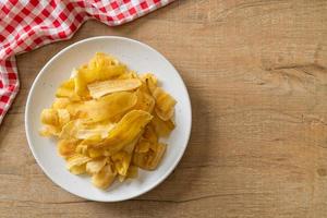 chips de banana plátano en rodajas frito o al horno foto