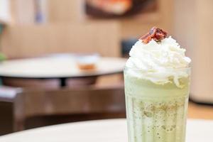 Latte de té verde matcha mezclado con crema batida y frijoles rojos en la cafetería, cafetería y restaurante