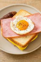 Pan casero con jamón tostado con queso y huevo frito con salchicha de cerdo para el desayuno