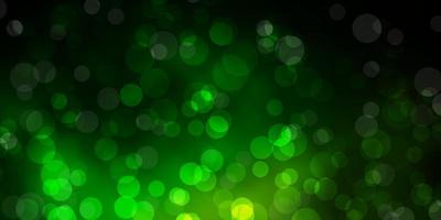 Telón de fondo de vector verde oscuro con puntos. Ilustración abstracta de brillo con gotas de colores. patrón para fondos de pantalla, cortinas.