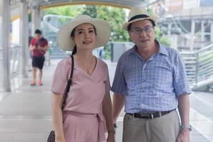 pareja asiática de ancianos está viajando concepto de viaje de vacaciones foto