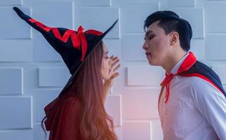 Joven pareja asiática viste a Drácula en la noche de Halloween, el concepto de celebración de Halloween foto