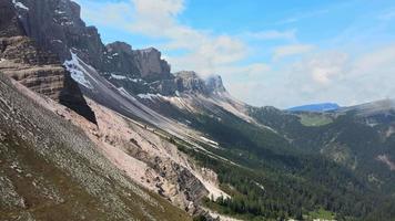 survolant le sommet de la montagne Odle video