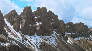 survolant les sommets rouges des montagnes video