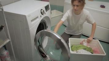 una mujer ordena la ropa antes de lavarla