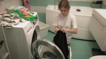 una mujer ordena la ropa antes de lavarla