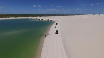 carros ao lado do lago com águas verdes video