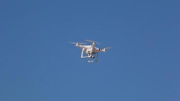 drone vliegt in de blauwe lucht video