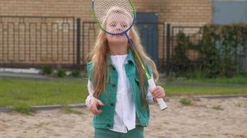 fille jouant au badminton à l'extérieur