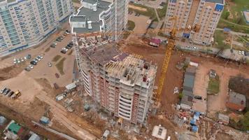 construção de um edifício residencial alto. tiro aéreo do drone video