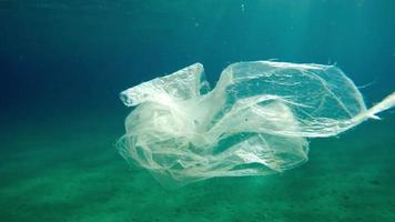pollution plastique une mer de déchets plastiques