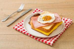 pan casero, queso tostado, jamón cubierto y huevo frito con salchicha de cerdo para el desayuno foto