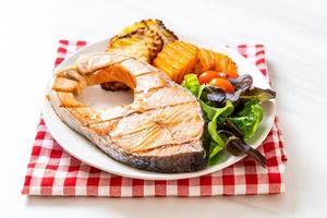 Filete de salmón a la plancha doble con verduras y patatas fritas