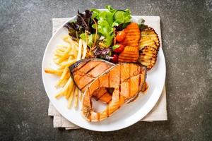 Filete de salmón a la plancha doble con verduras y patatas fritas