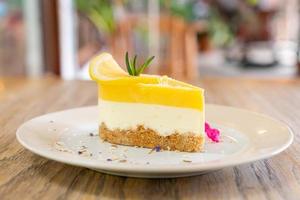 Tarta de queso con limón en la placa en la cafetería y restaurante foto