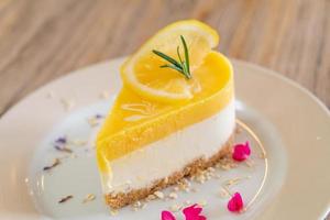 Tarta de queso con limón en la placa en la cafetería y restaurante foto
