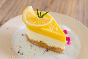 Tarta de queso con limón en la placa en la cafetería y restaurante
