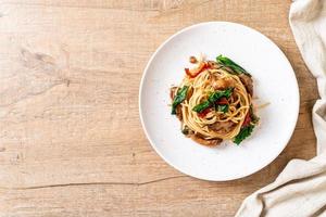 Stir-fried spaghetti with chicken and basil - fusion food style