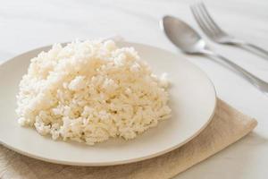 Arroz blanco jazmín tailandés cocido en la placa foto