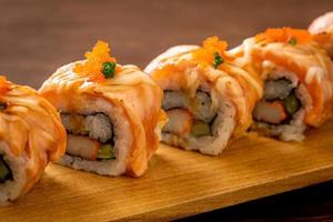 Rollo de sushi de salmón a la parrilla con salsa - estilo de comida japonesa foto