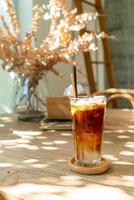Café expreso con jugo de coco en la cafetería cafetería foto