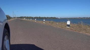 buiten de autosnelheid op de snelweg en er is een reservoir naast de weg video