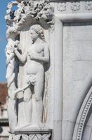 palacio de los dux, venecia, italia, marzo de 2019, estatuas exteriores