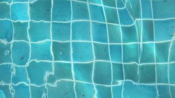 sfondo della superficie del sondaggio di nuoto acqua blu con increspatura, consistenza del sondaggio dell'acqua di clen al resort in vacanza estiva video