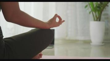 mujer enseñando yoga en línea, el primer paso es la meditación zen para hacer ejercicio en casa en la sala de estar, entrenamiento deportivo en forma mediante el ejercicio de yoga durante la pandemia de covid19, concepto de estilo de vida saludable en los deportes video