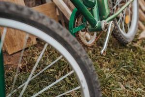 Vieja bicicleta abandonada rota - oxidada sin mantenimiento sin pedales foto