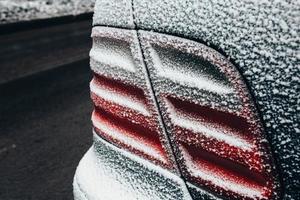 Faros de automóviles congelados y cubiertos de hielo: condensación y hielo en la superficie del automóvil